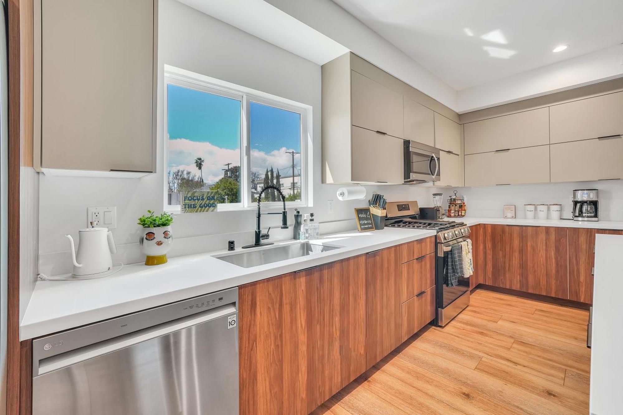 Luxurious Townhome W/3 Master Suites Gated Parking 洛杉矶 外观 照片